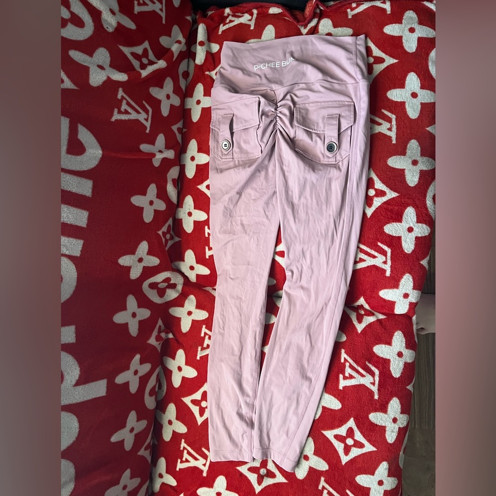 Pcheebum legging scrunch butt never worn size medium with pockets